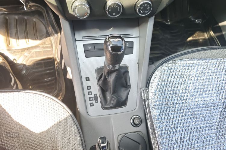 Skoda Octavia 2014 car image #16