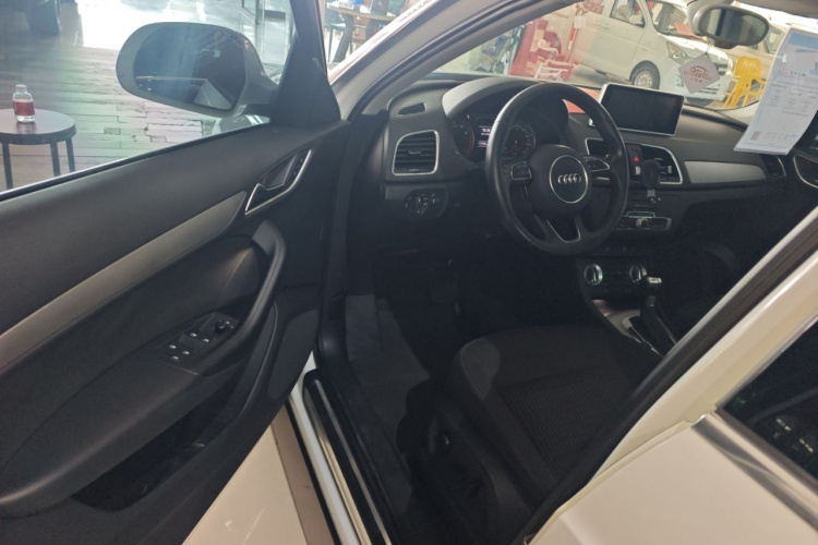 Audi Q3 2016 car image #16