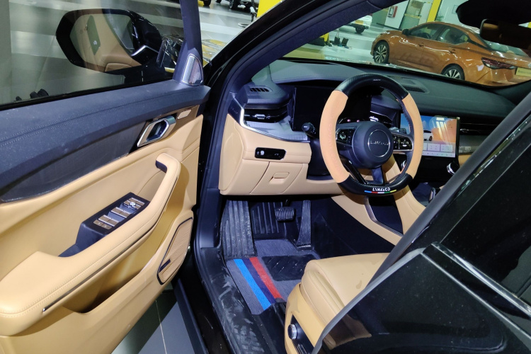 Lynk & Co 09 2024 car image #16