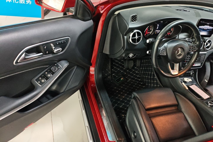 Mercedes-Benz GLA Class 2018 immagine di auto #16