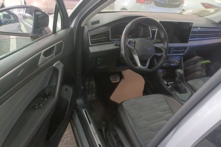 Volkswagen Tiguan X 2023 immagine di auto #16