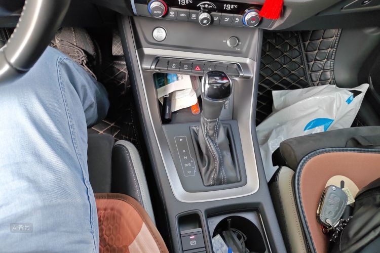 Audi Q3 2019 car image #16