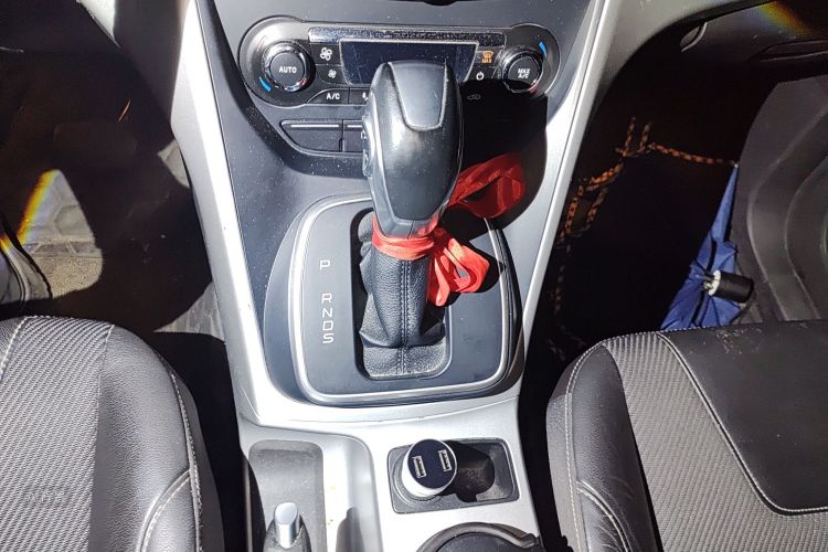 Ford Kuga 2013 immagine di auto #16