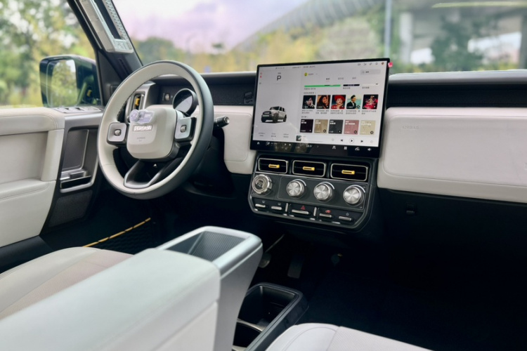 2025 car image #16