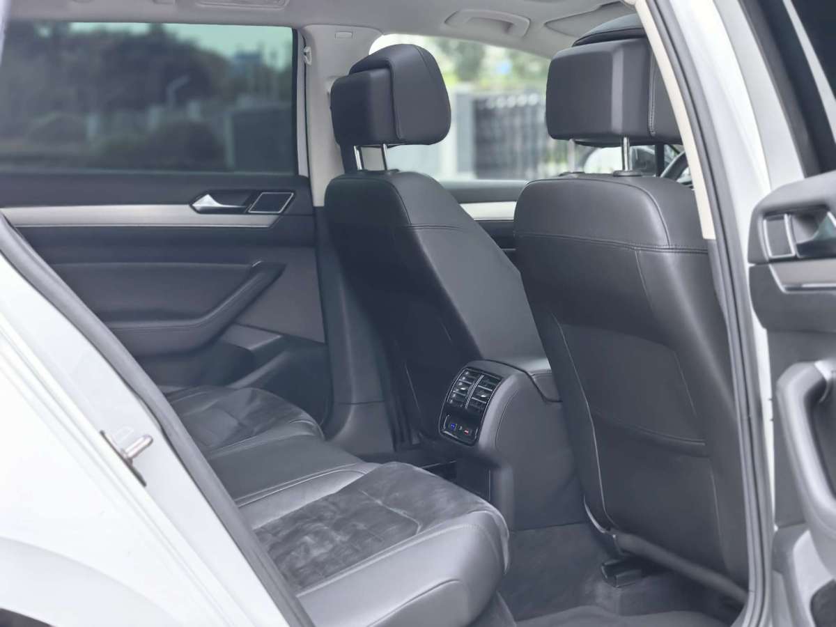 Volkswagen Passat Variant 2018 immagine di auto #16