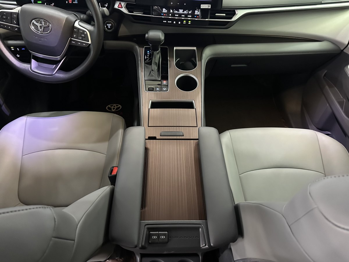 Toyota Granvia 2024 car image #16