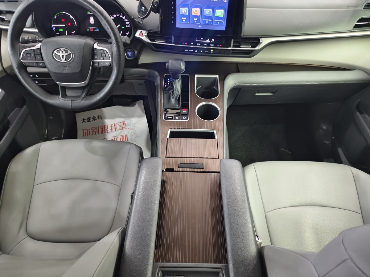 Toyota Granvia 2024 car image #16