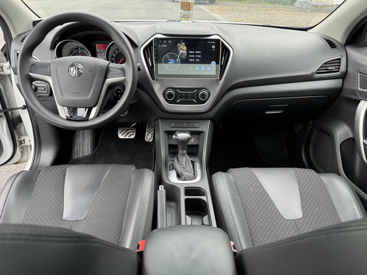 MG GT 2015 car image #16