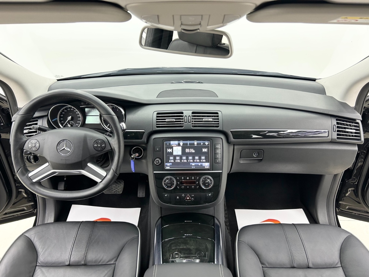 Mercedes-Benz R Class 2017 car image #16