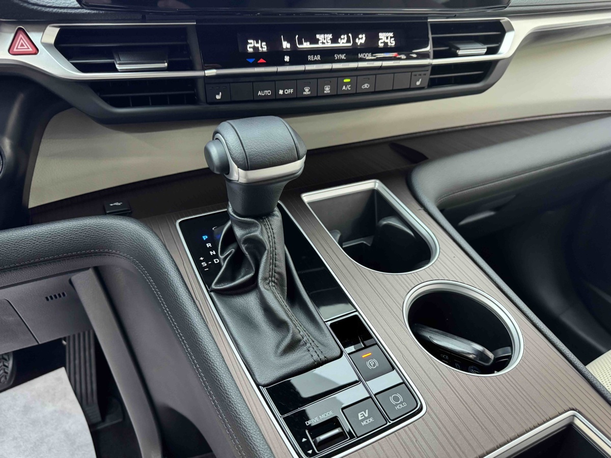 Toyota Granvia 2024 immagine di auto #16