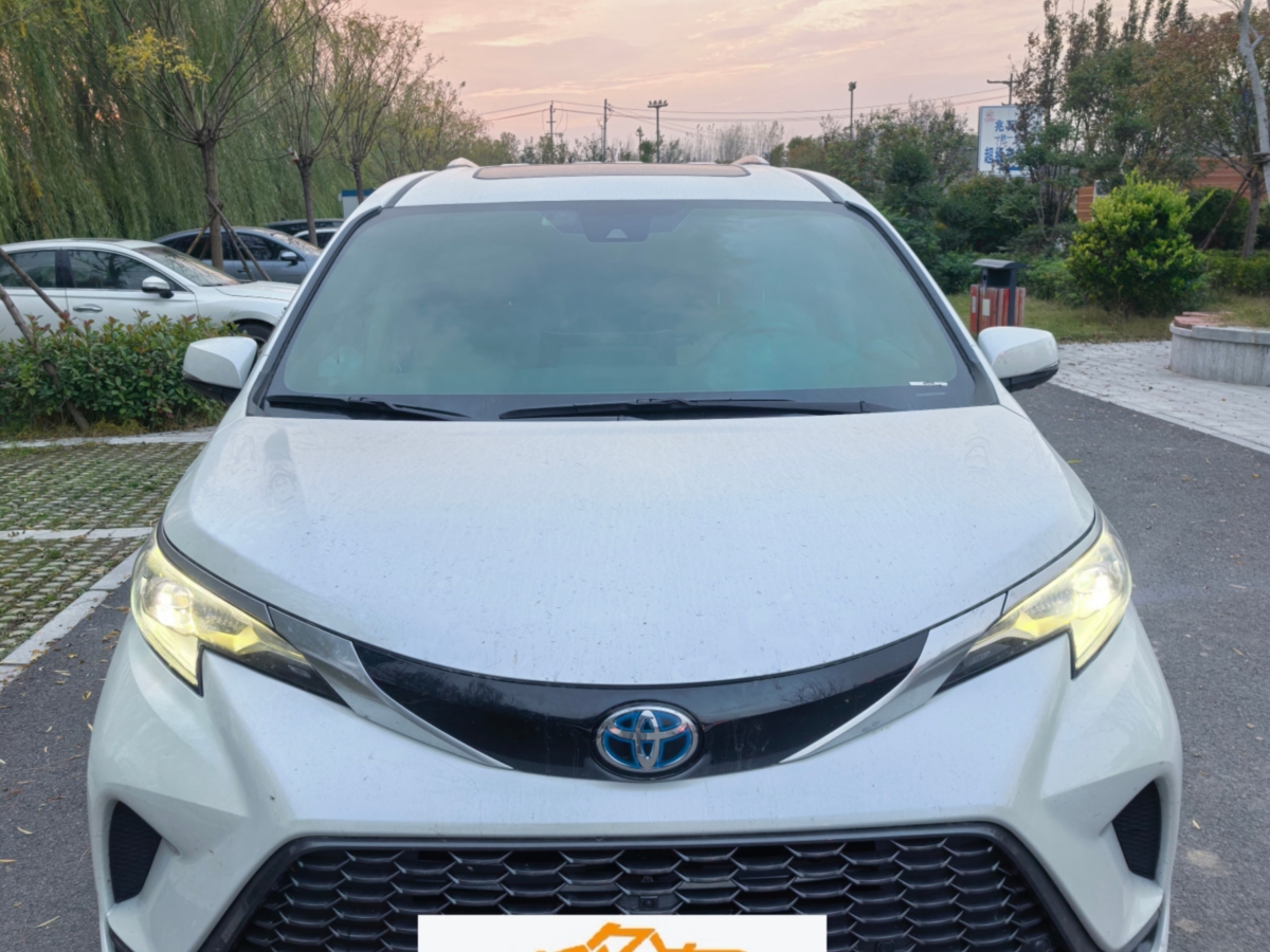 Toyota Granvia 2023 car image #16