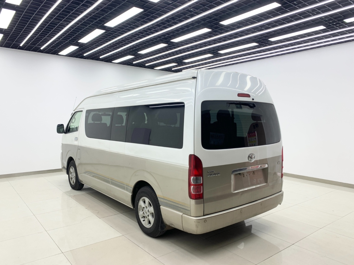 Toyota Hiace 2012 car image #16
