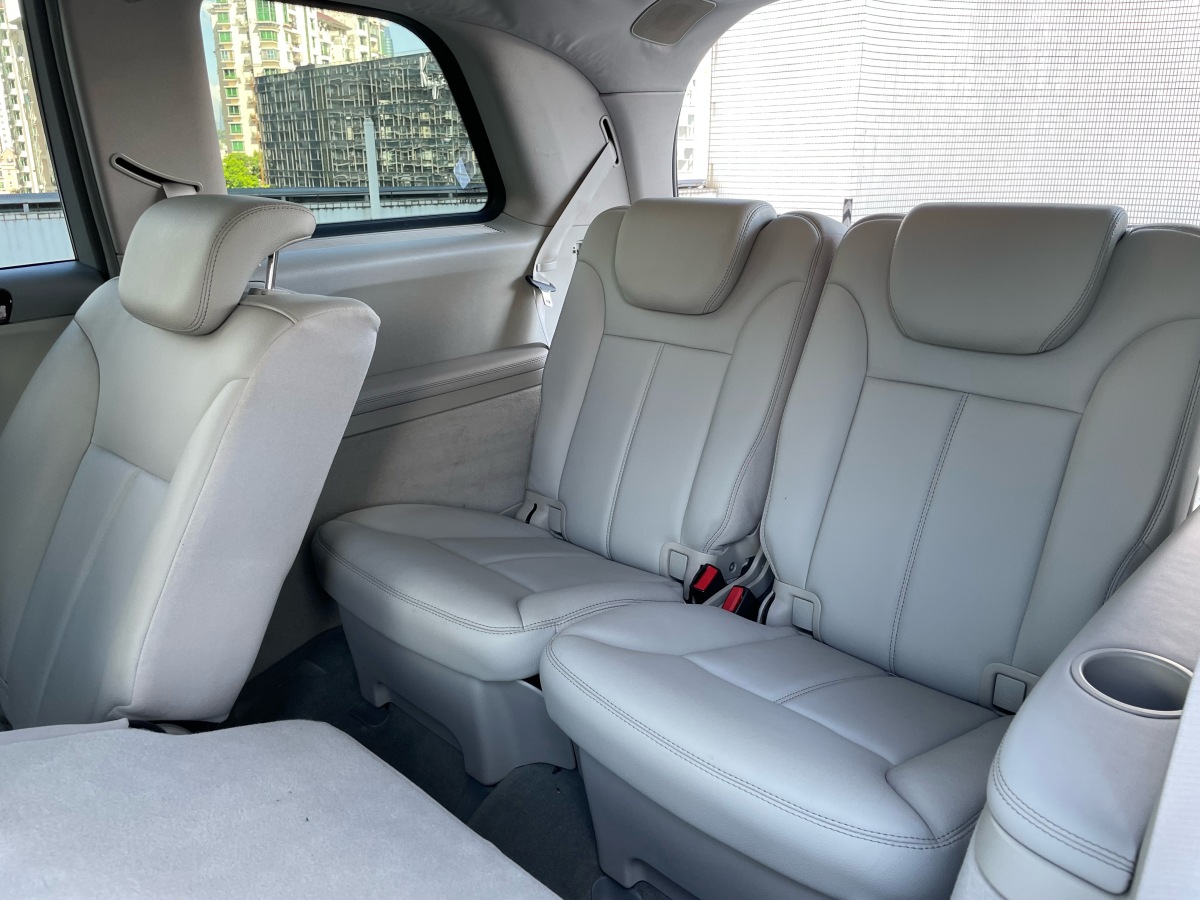 Mercedes-Benz GL Class 2010 car image #16