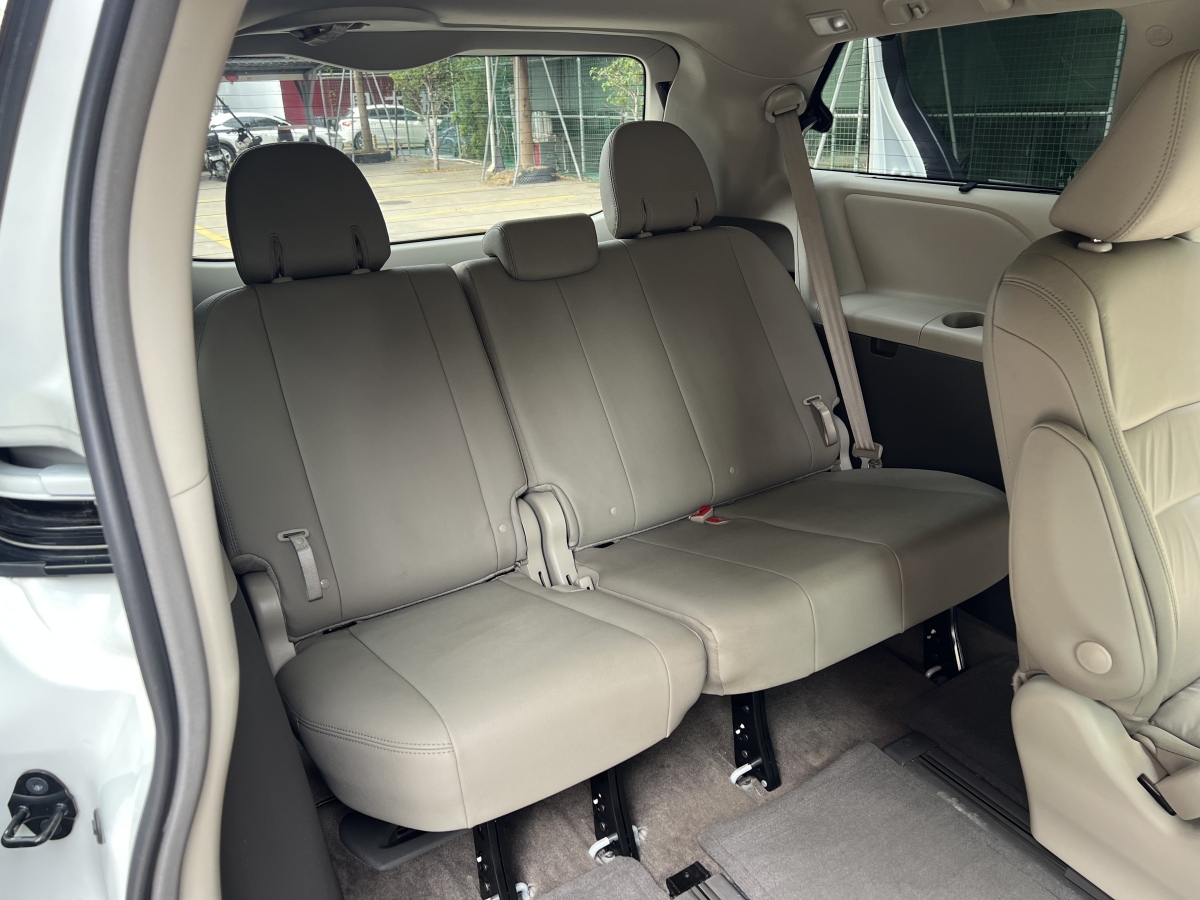 Toyota SIENNA 2018 #16 Toyota SIENNA 2018 car image #16