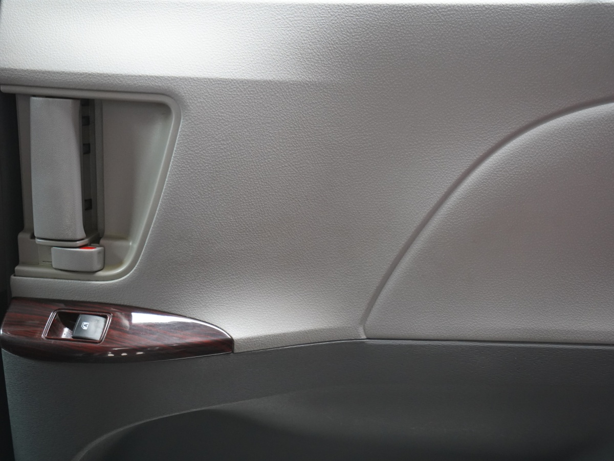 Toyota SIENNA 2018 car image #16