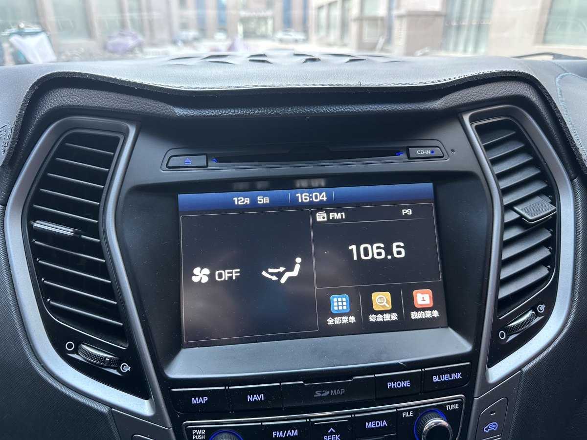 Hyundai Santa Fe 2018 car image #16