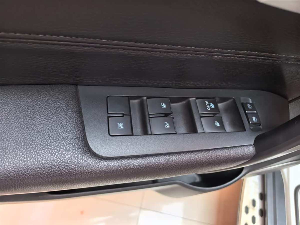 Chevrolet Captiva 2017 car image #16