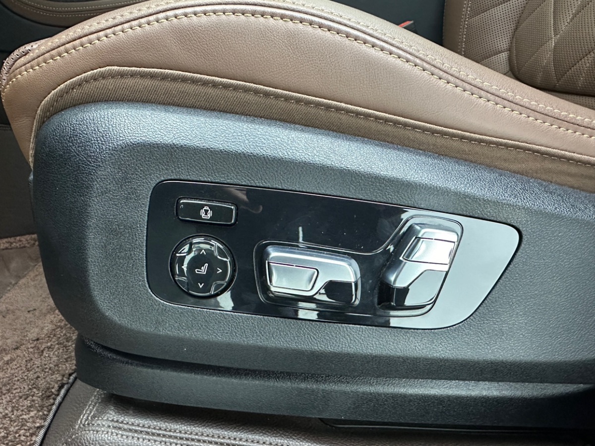 BMW X7 2024 car image #16