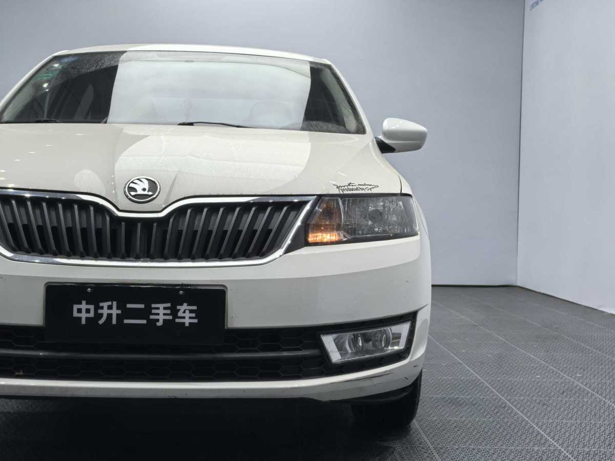 Skoda Rapid 2014 car image #16