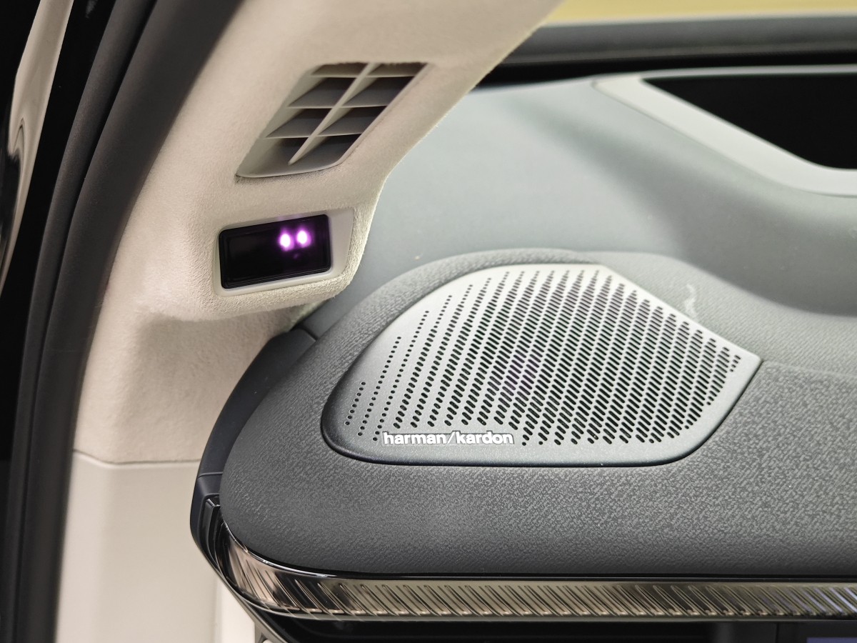 Lynk & Co 900 2025 car image #16