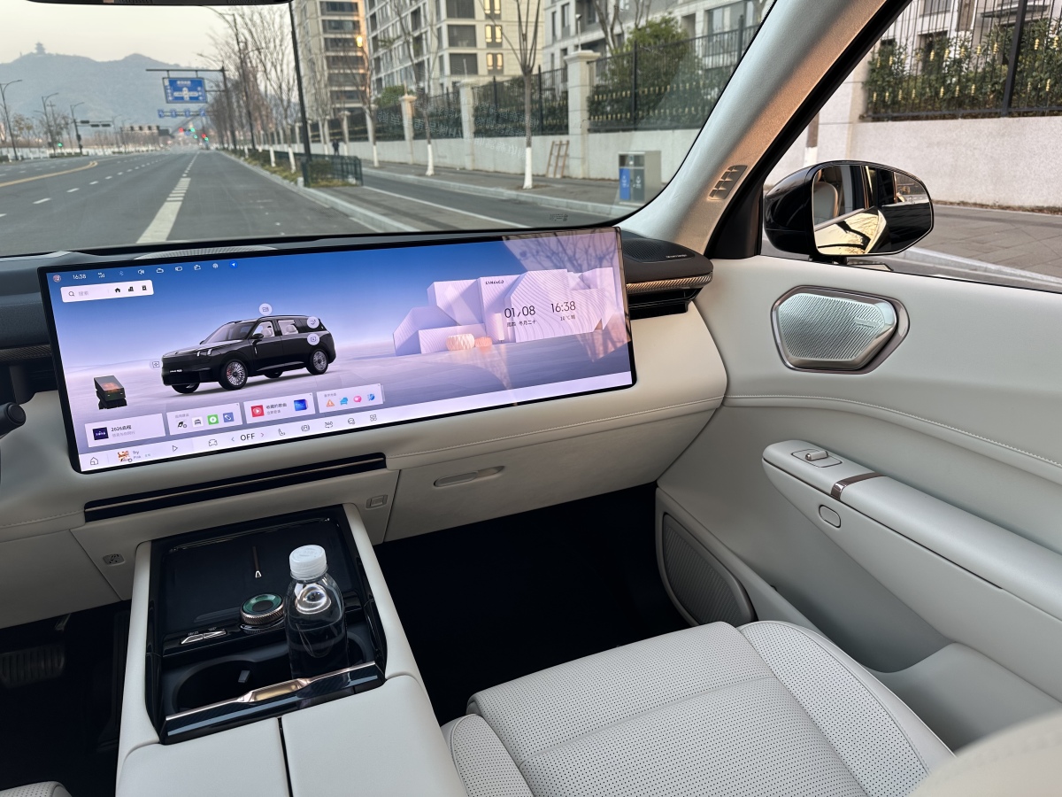 Lynk & Co 900 2025 car image #16