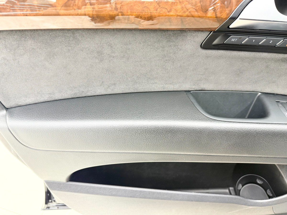 Audi Q7 2010 car image #16