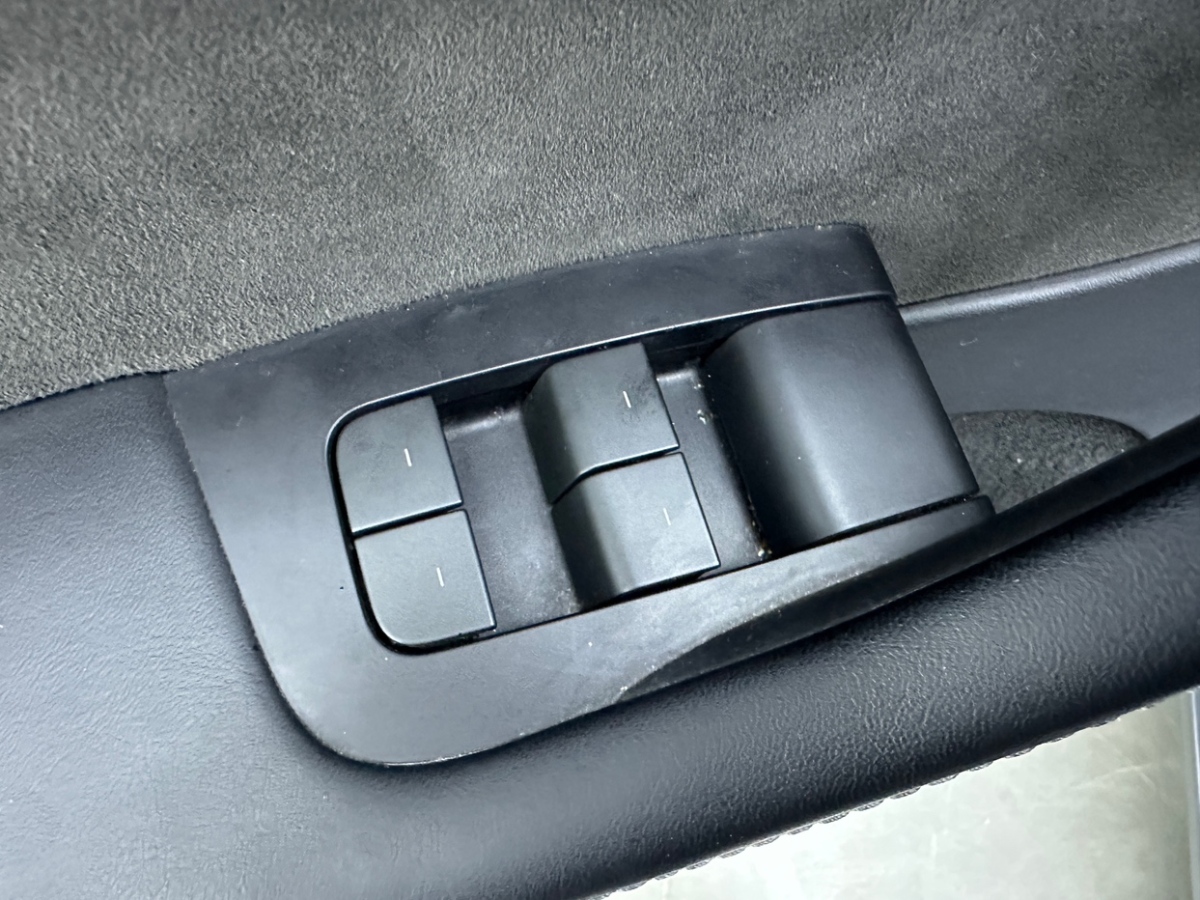 Tesla Model Y 2023 car image #16