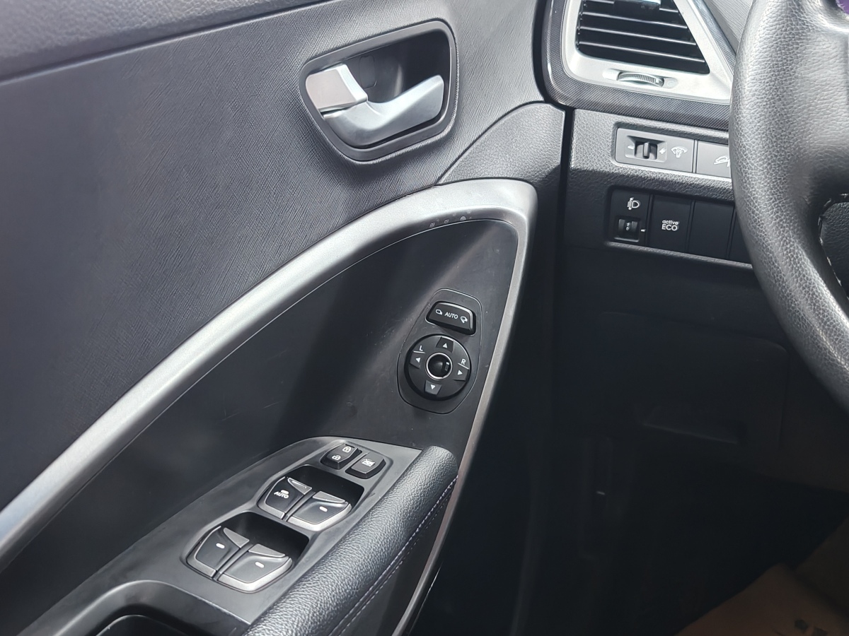 Hyundai Santa Fe 2013 car image #16