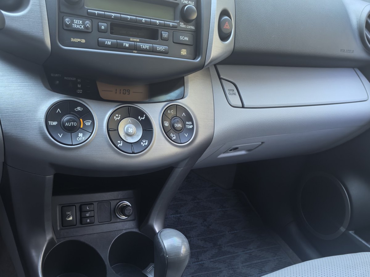 Toyota RAV4 (Imported) 2008 image de voiture #16