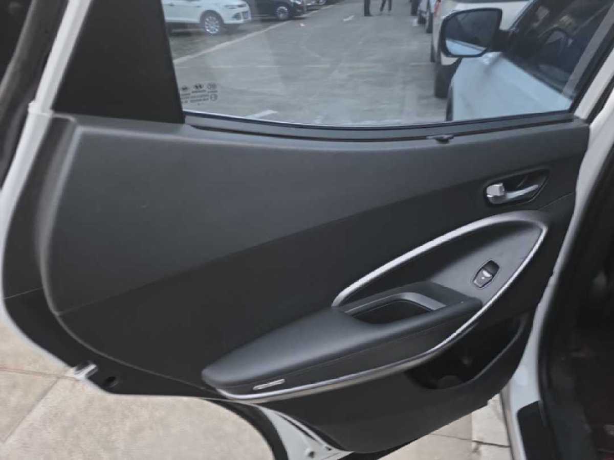 Hyundai Santa Fe 2014 car image #16