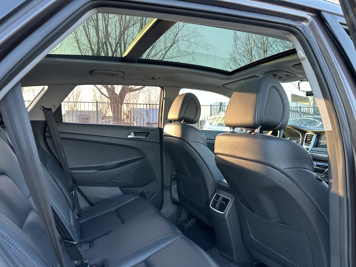 Hyundai Tucson 2016 car image #16