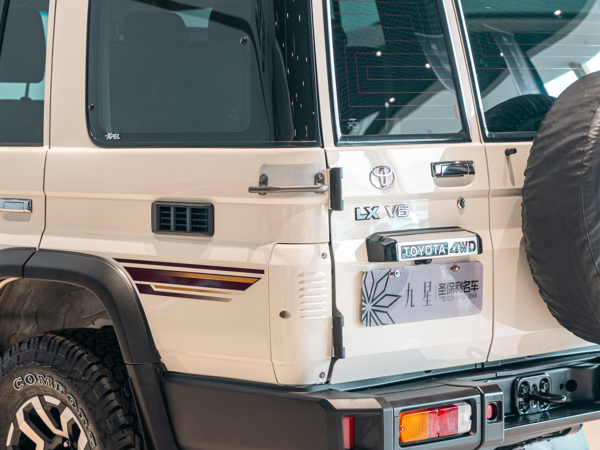 Toyota FJ Cruiser 2024 car image #16