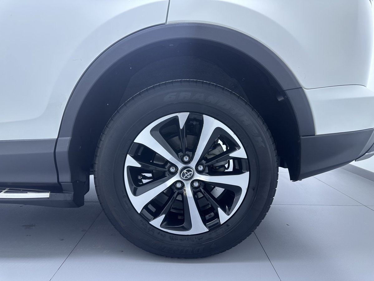 Toyota RAV4 2018 car image #16
