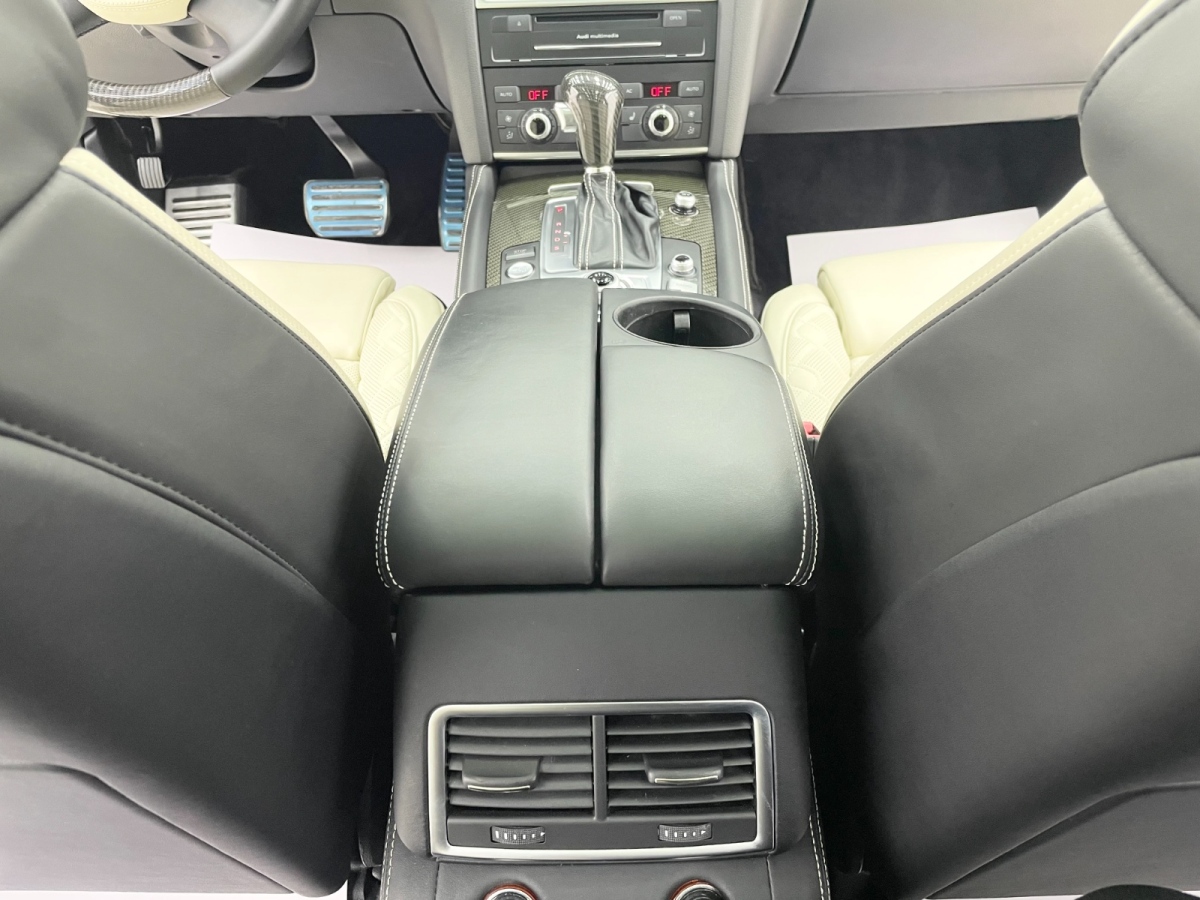 Audi Q7 2010 car image #16