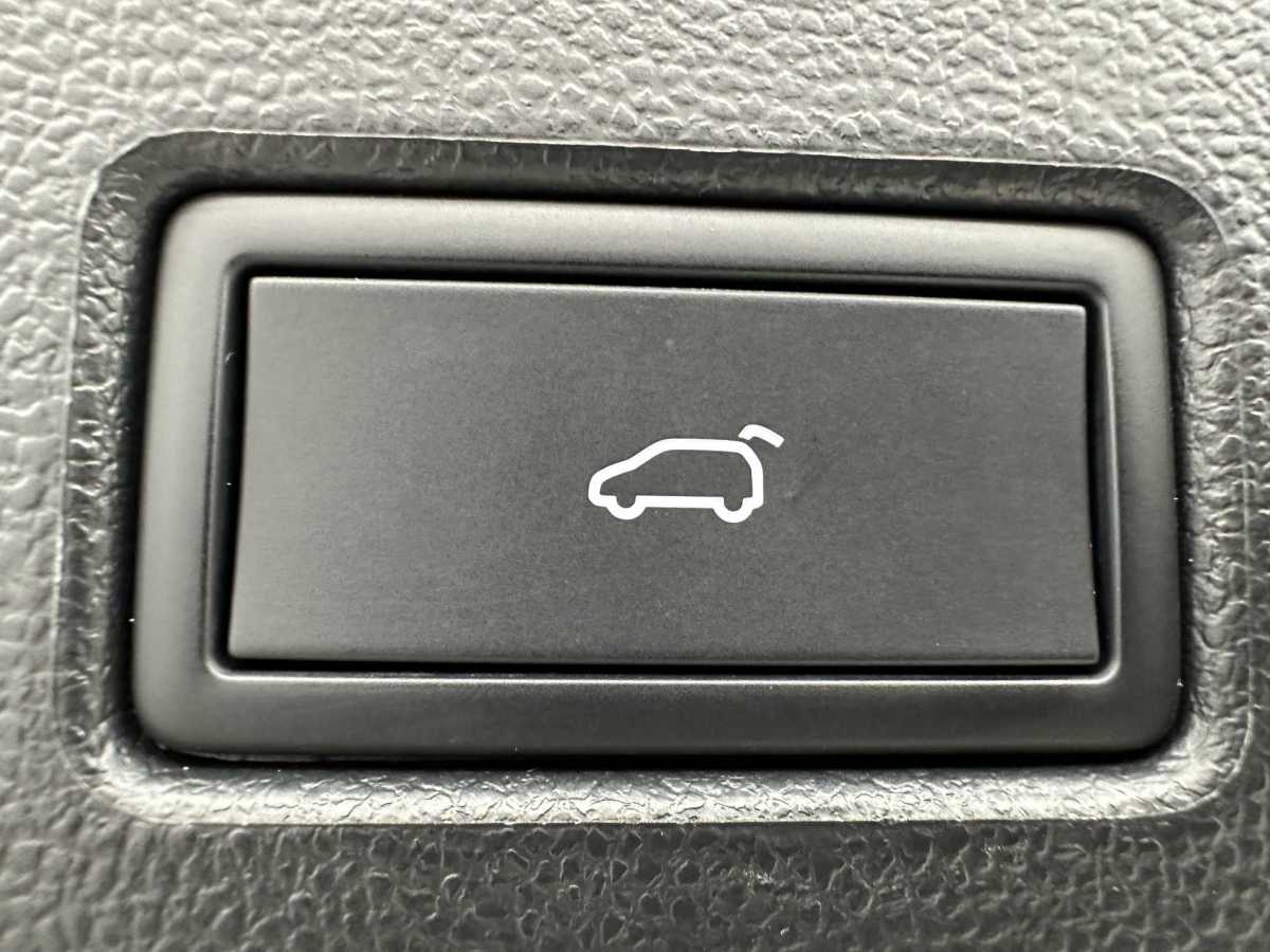 Volkswagen T-Roc 2023 car image #16