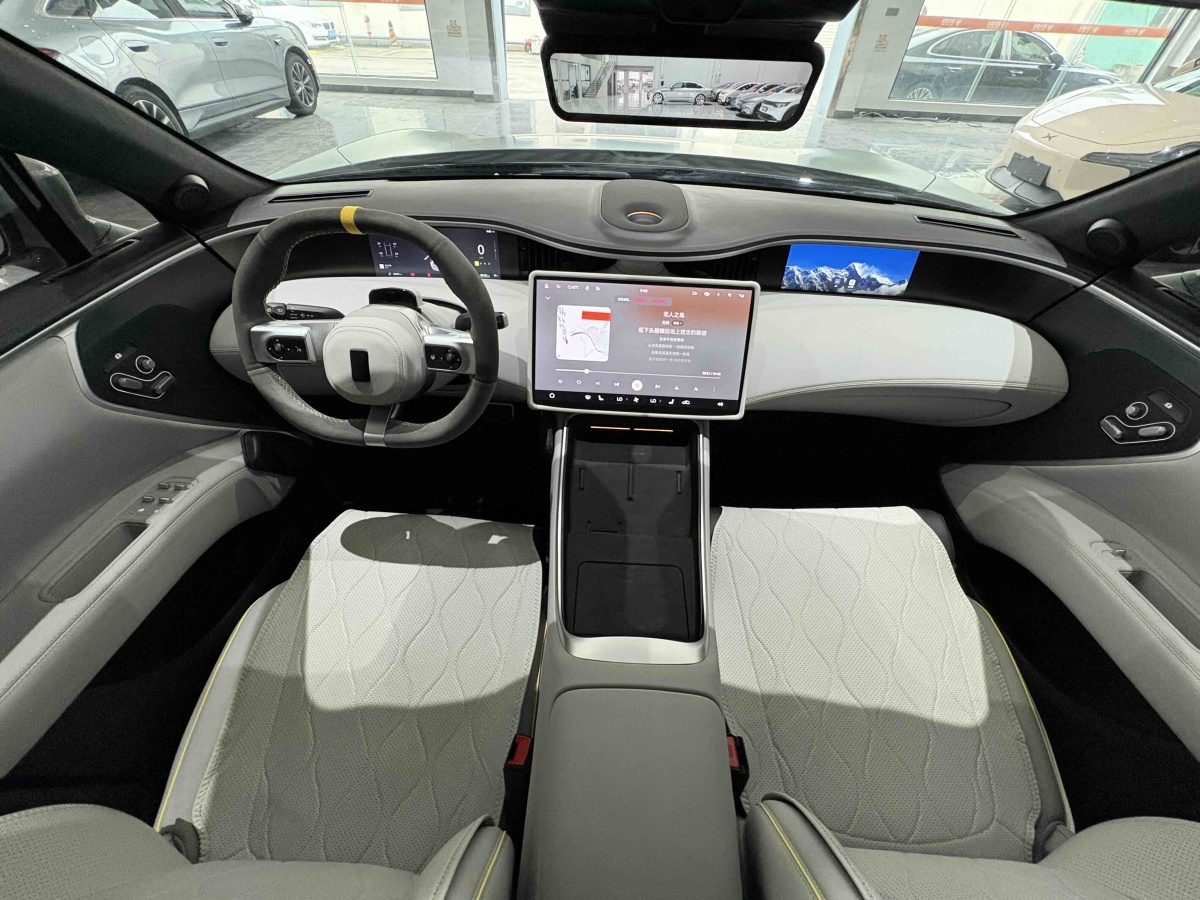 Avatr 11 2023 car image #16