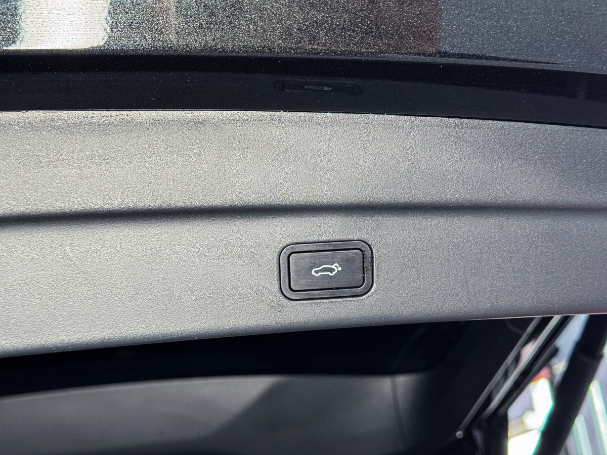 Lynk & Co 09 EM-P 2025 #16 Lynk & Co 09 EM-P 2025 car image #16