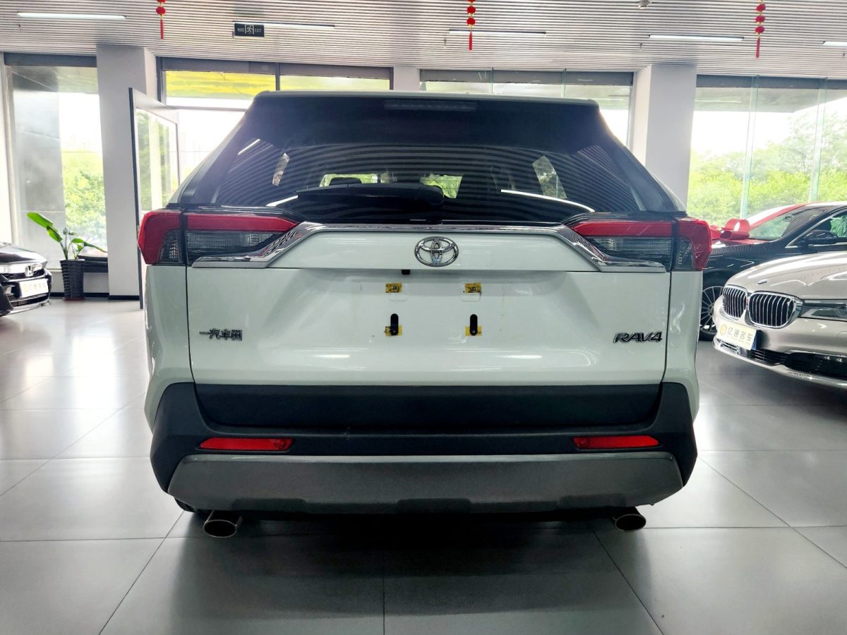 Toyota RAV4 2022 car image #16