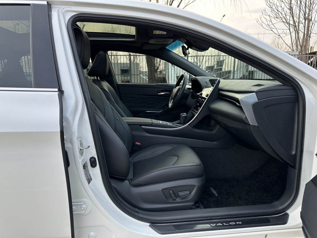 Toyota Avalon 2019 car image #16