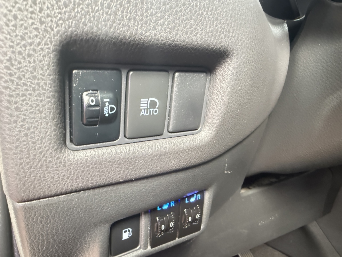 Toyota C-HR 2021 car image #16