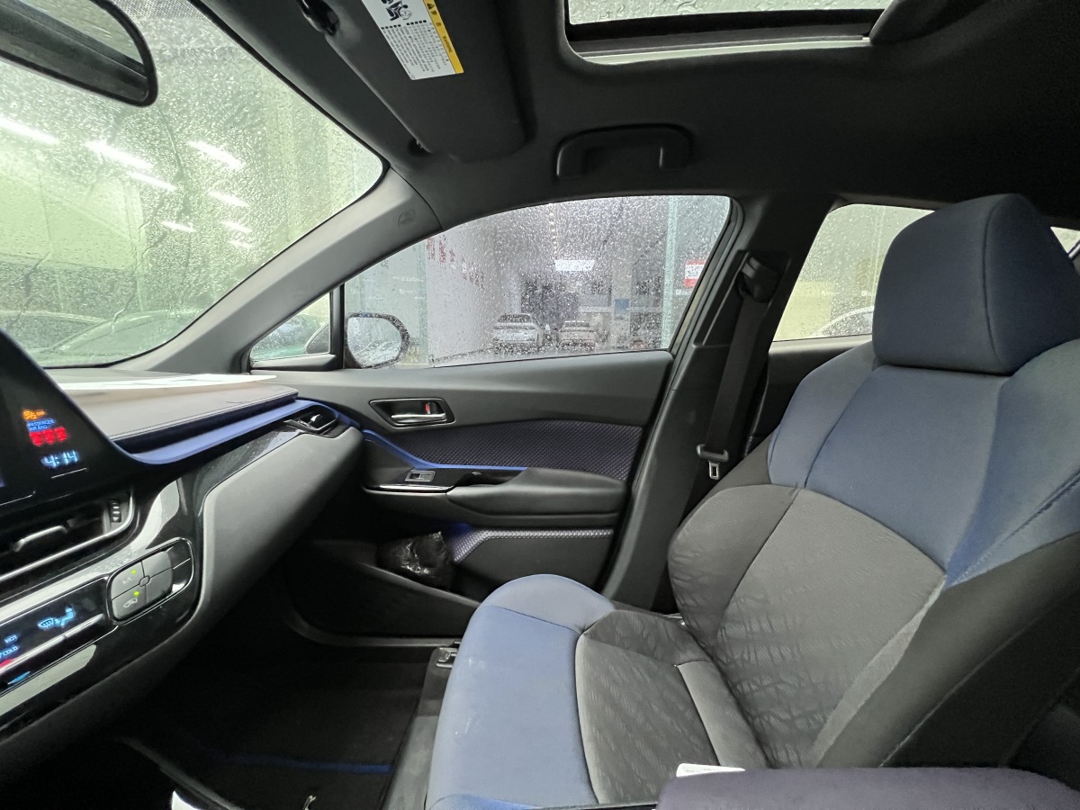 Toyota C-HR 2019 car image #16