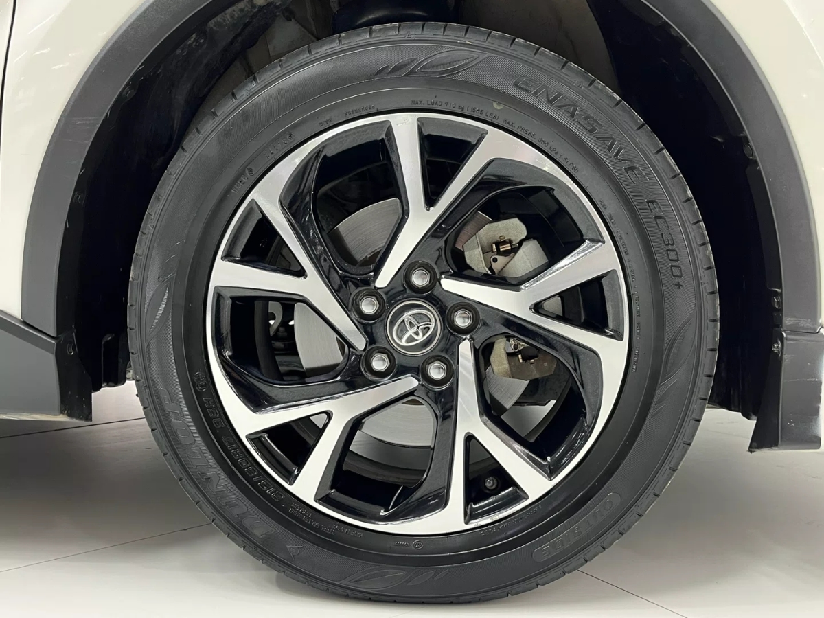 Toyota C-HR 2018 car image #16