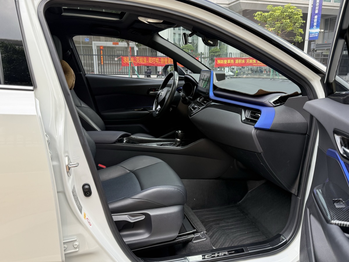 Toyota C-HR 2020 car image #16