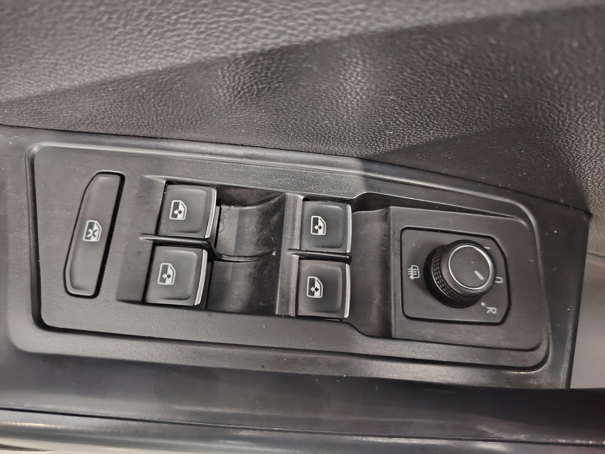 Volkswagen T-Roc 2022 car image #16