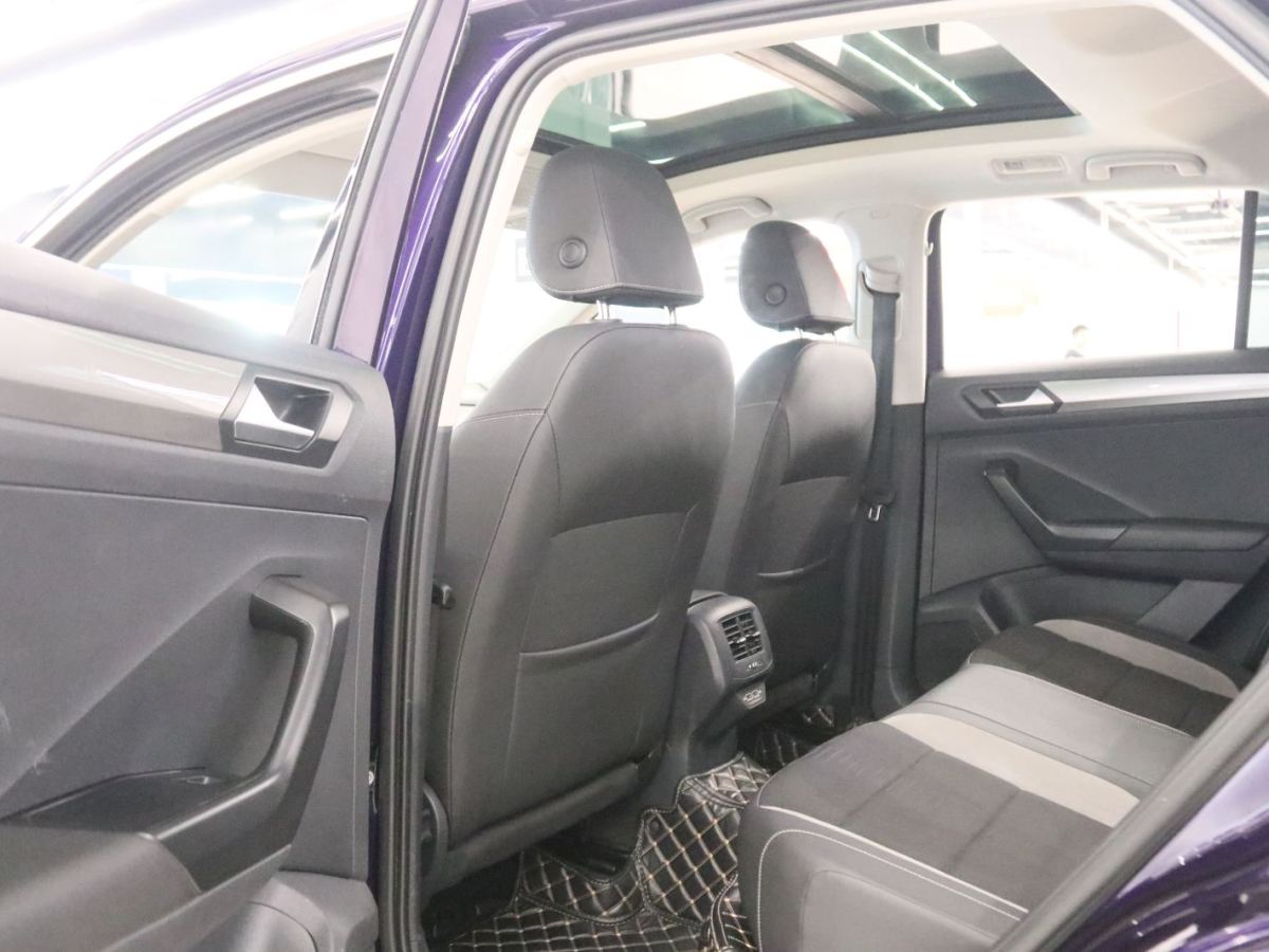 Volkswagen T-Roc 2019 car image #16