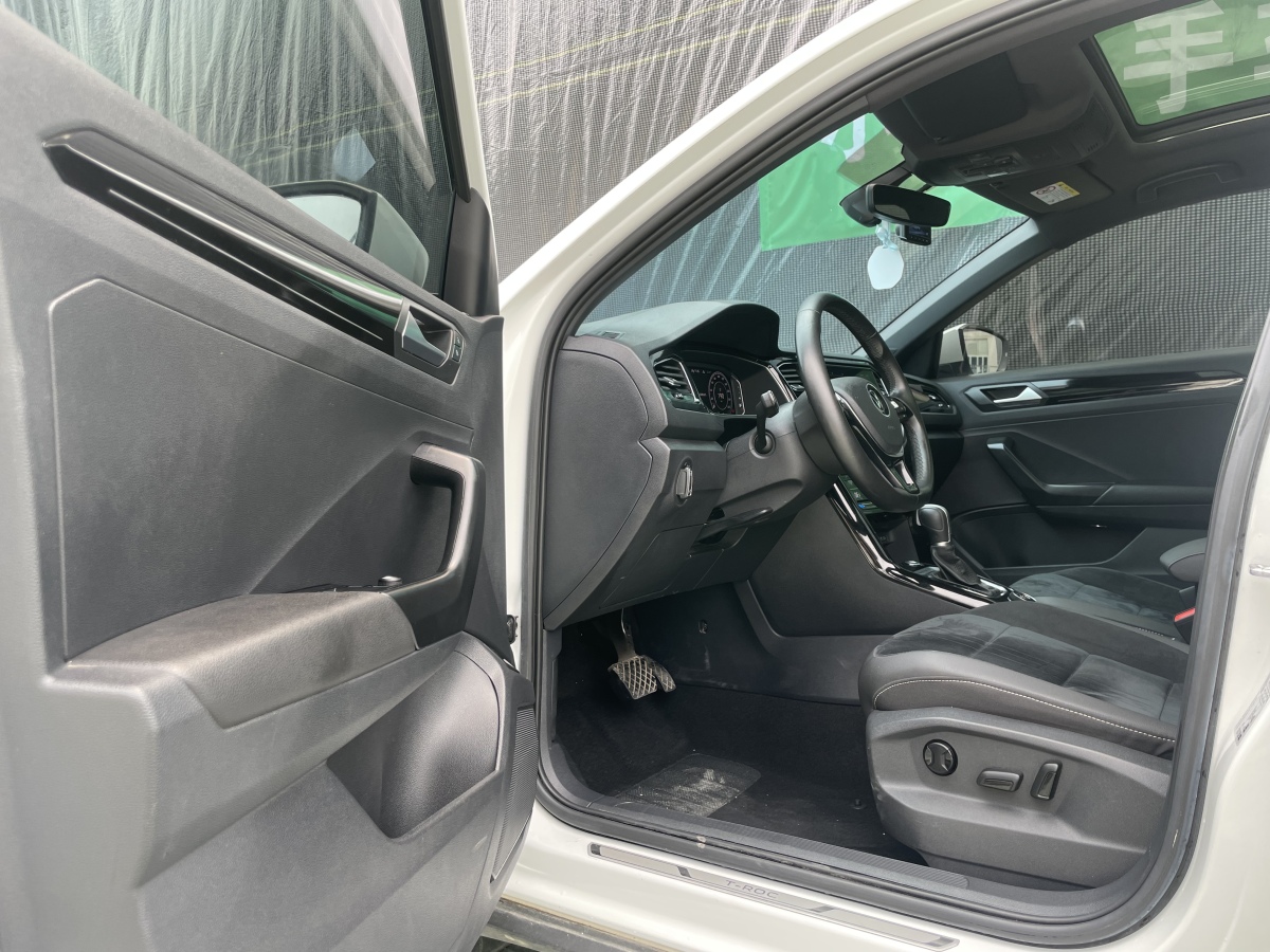 Volkswagen T-Roc 2022 car image #16