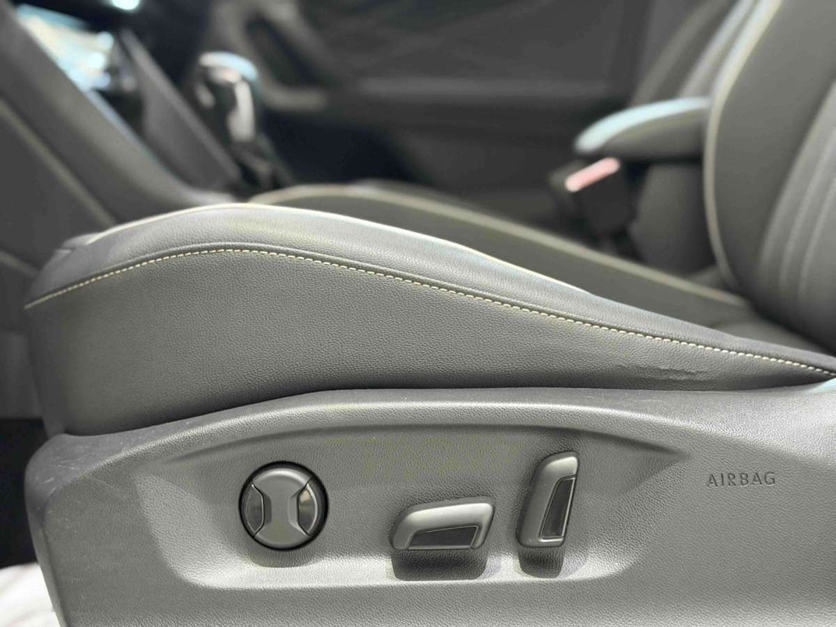 Volkswagen Tiguan L 2022 car image #16