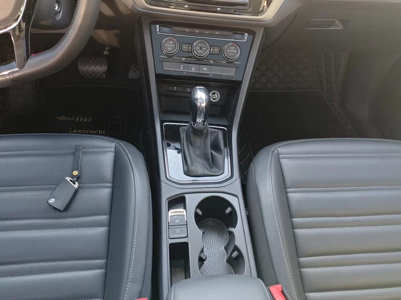 Volkswagen Touran 2018 car image #16