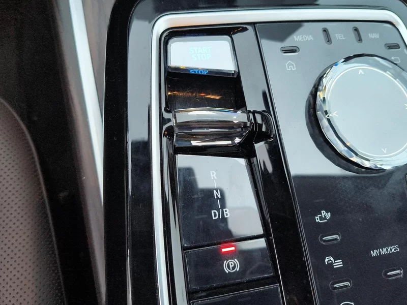 BMW i7 M70L 2023 car image #16