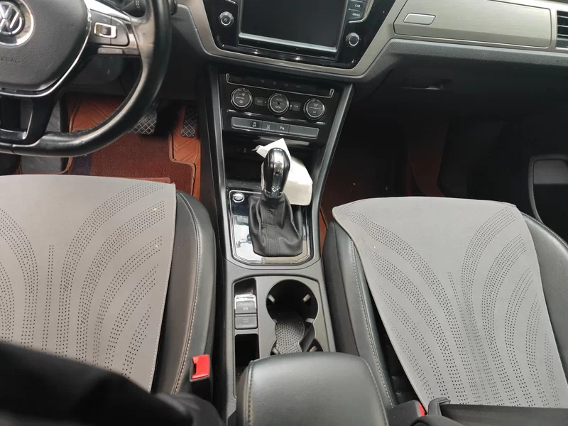 Volkswagen Touran 2018 car image #16